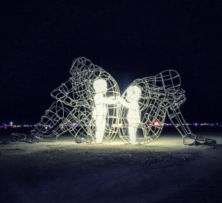 escultura-amor-ucrania-aleksandr-milov-burning-man-festival-3.jpg